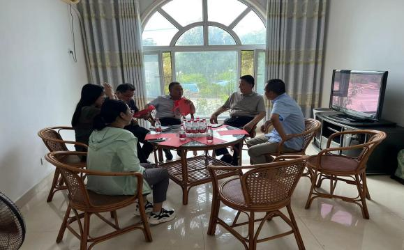 工信局吳局長、備案科董科長及秦皇臺陳鄉(xiāng)長、應急辦主任等一行對健達項目建設進行實地考察