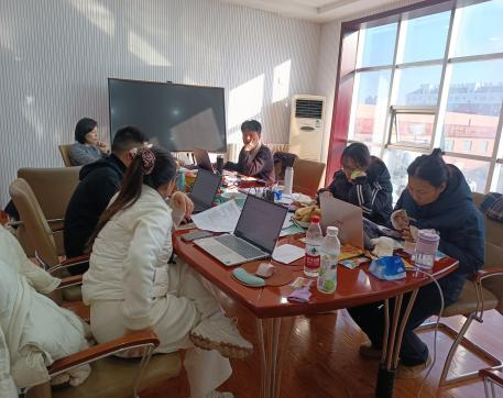 財務(wù)科進(jìn)行年終存貨盤點(diǎn)